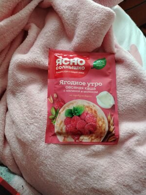 Овсяная каша с малиной и молоком